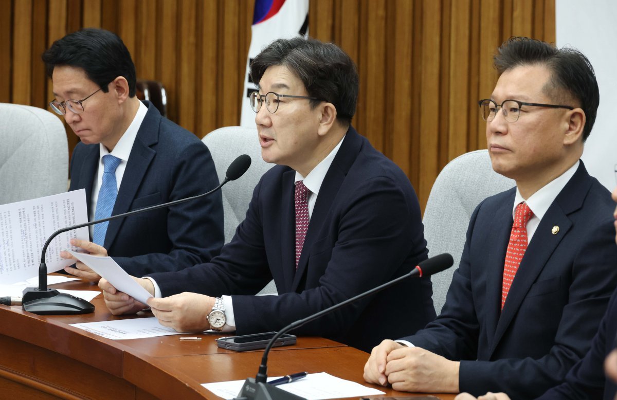 권성동 국민의힘 원내대표가 21일 오전 서울 여의도 국회에서 열린 원내대책회의에서 발언하고 있다. 2025.02.21. 서울=뉴시스