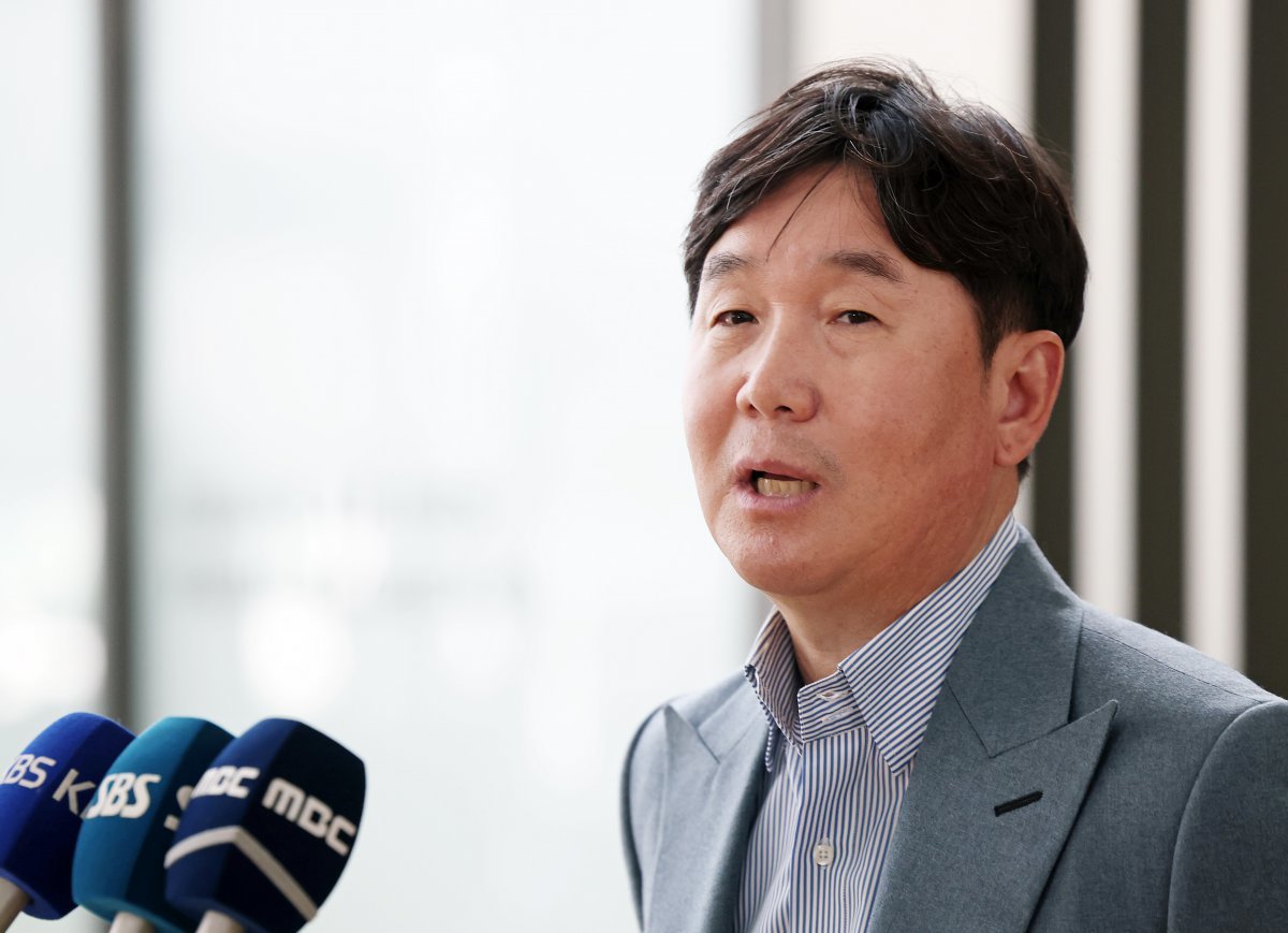 류지현 야구대표팀 신임 감독이 20일 인천국제공항에서 2026 월드베이스볼클래식(WBC) 전력분석을 위해 대만으로 출국하기 전 취재진의 질문에 답하고 있다. 강인권, 이동욱, 허삼영 전력강화위원과 전력분석담당 직원이 동행하는 이번 일정은 대표팀 새 사령탑에 선임된 류지현 감독의 첫 공식 행보다. 2025.2.20 뉴스1