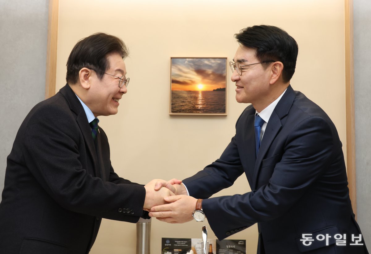 배석자 없이 오찬 회동
더불어민주당 이재명 대표(왼쪽)와 박용진 전 의원이 21일 서울 여의도의 한 식당에서 만나 손을 맞잡은 채 악수하고 있다. 이훈구 기자 ufo@donga.com