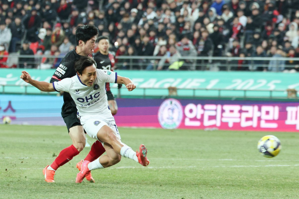 22일 오후 서울 마포구 서울월드컵경기장에서 하나은행 K리그1 2025 2라운드 FC서울과 FC안양의 경기에서 FC안양 최성범이 만회골을 넣고 있다. 2025.2.22. 뉴스1