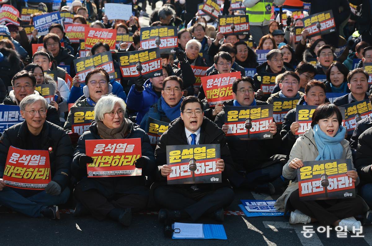 박찬대 원내대표를 비롯한 참석자들이 22일 오후 서울 종로구 안국역 일대에서 열린 내란종식·헌정 수호를 위한 윤석열 파면 촉구 범국민대회에서 구호를 외치고 있다. 송은석 기자 silverstone@donga.com