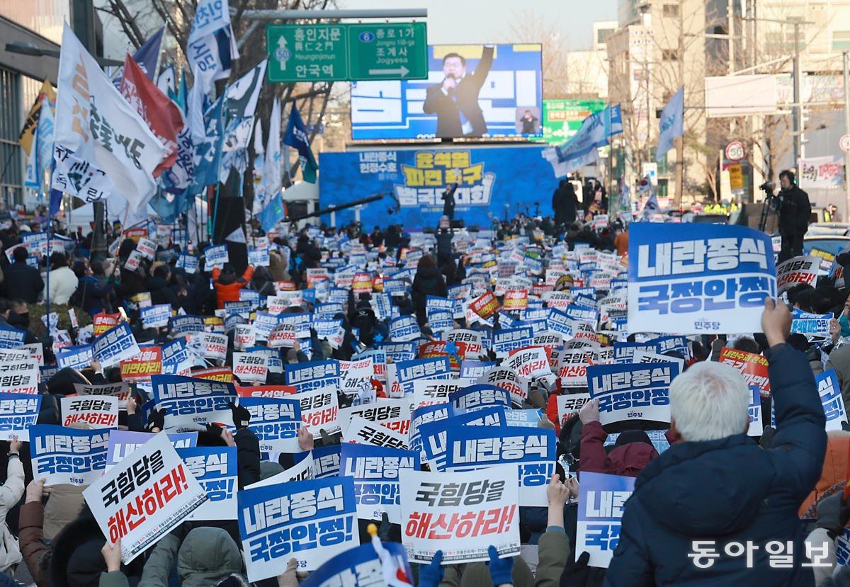 22일 오후 서울 종로구 안국역 일대에서 열린 내란 종식·헌정 수호를 위한 윤석열 파면 촉구 범국민대회에서 참석자들이 구호를 외치고 있다. 송은석 기자 silverstone@donga.com