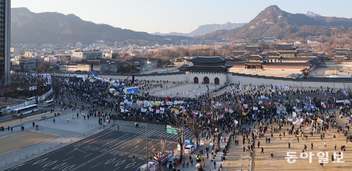 22일 오후 서울 종로구 안국역 일대에서 열린 내란 종식·헌정 수호를 위한 윤석열 파면 촉구 범국민대회를 마친 참석자들이 광화문 방향으로 행진하고 있다. 송은석 기자 silverstone@donga.com