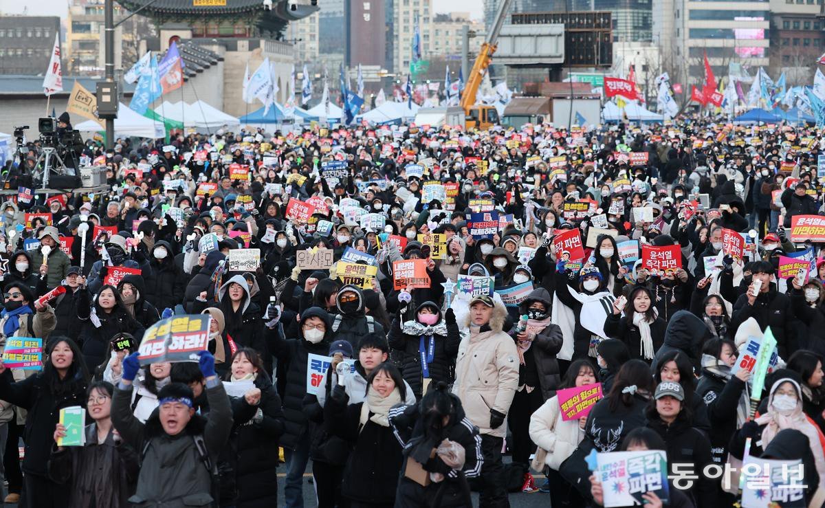 22일 오후 서울 종로구 광화문 일대에서 열린 윤석열 대통령 즉각 퇴진·사회 대개혁 비상 행동(퇴진 비상 행동) 집회에서 참석자들이 구호를 외치고 있다. 송은석 기자 silverstone@donga.com