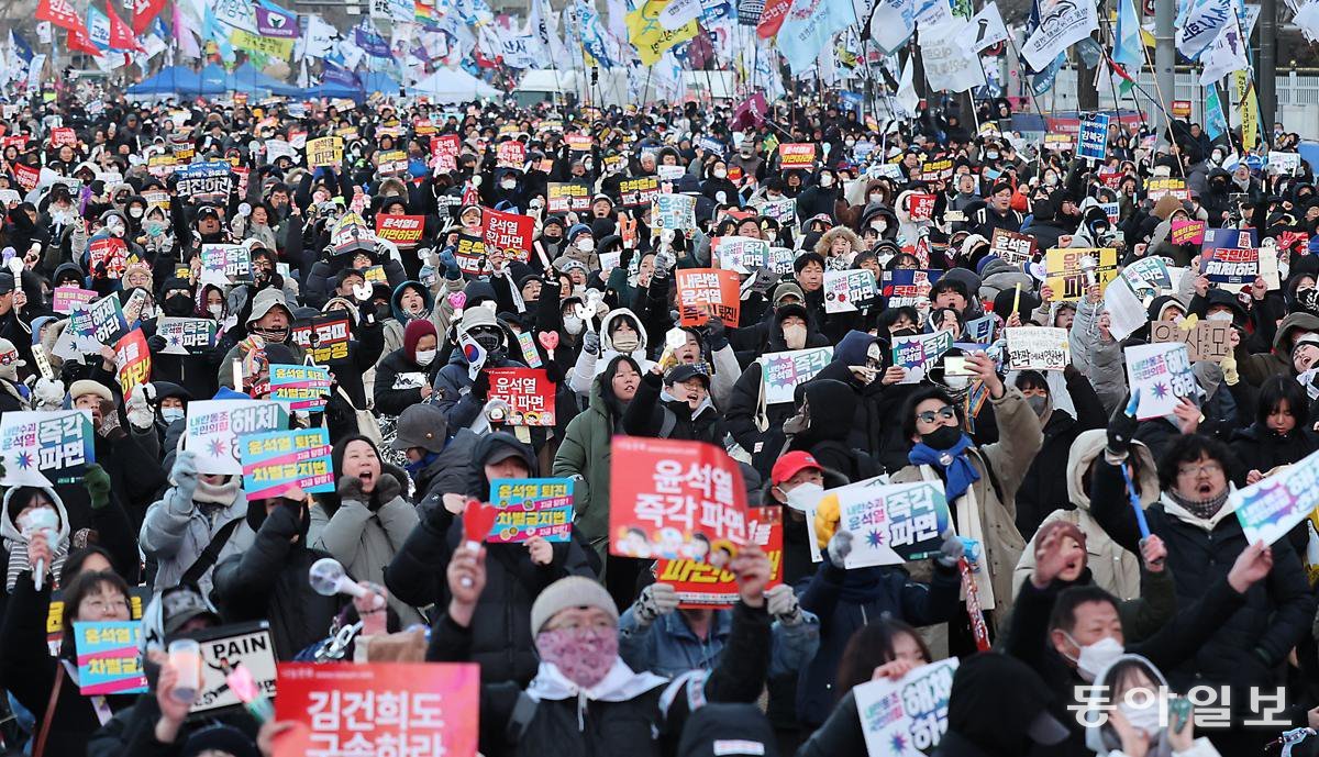 22일 오후 서울 종로구 광화문 일대에서 열린 윤석열 대통령 즉각 퇴진·사회 대개혁 비상 행동(퇴진 비상 행동) 집회에서 참석자들이 구호를 외치고 있다. 송은석 기자 silverstone@donga.com