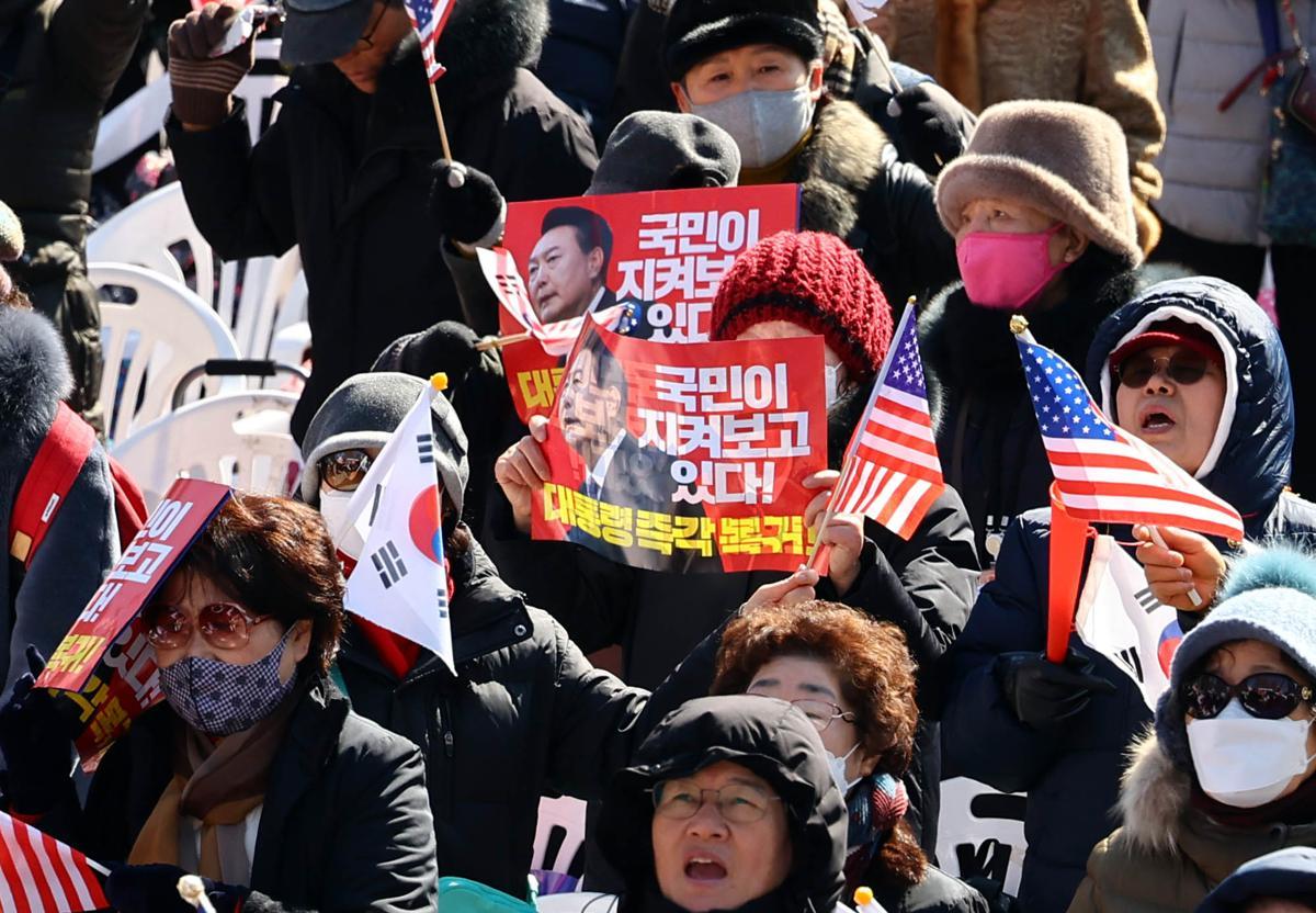 자유통일당과 윤석열 대통령 탄핵을 반대하는 시민들이 22일 오후 서울 종로구 동화면세점 인근에서 윤석열 대통령 탄핵 반대 집회를 하고 있다. 2025.02.22. [서울=뉴시스]