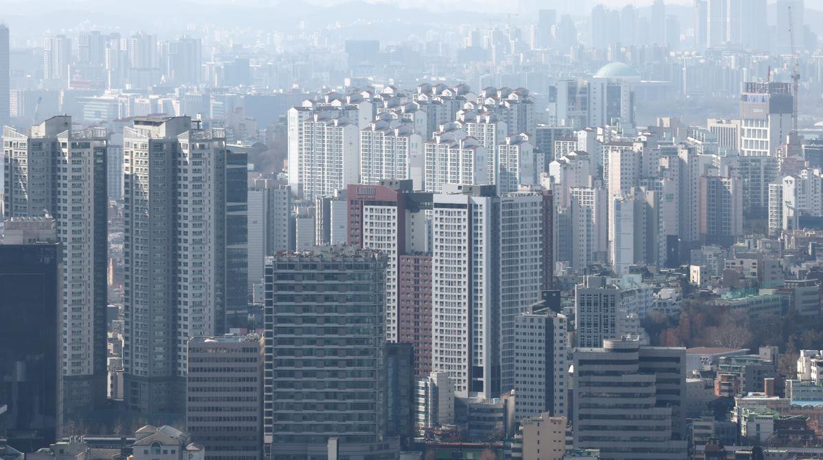 서울 남산에서 아파트 단지가 보이고 있다. 2025.2.21/뉴스1 ⓒ News1