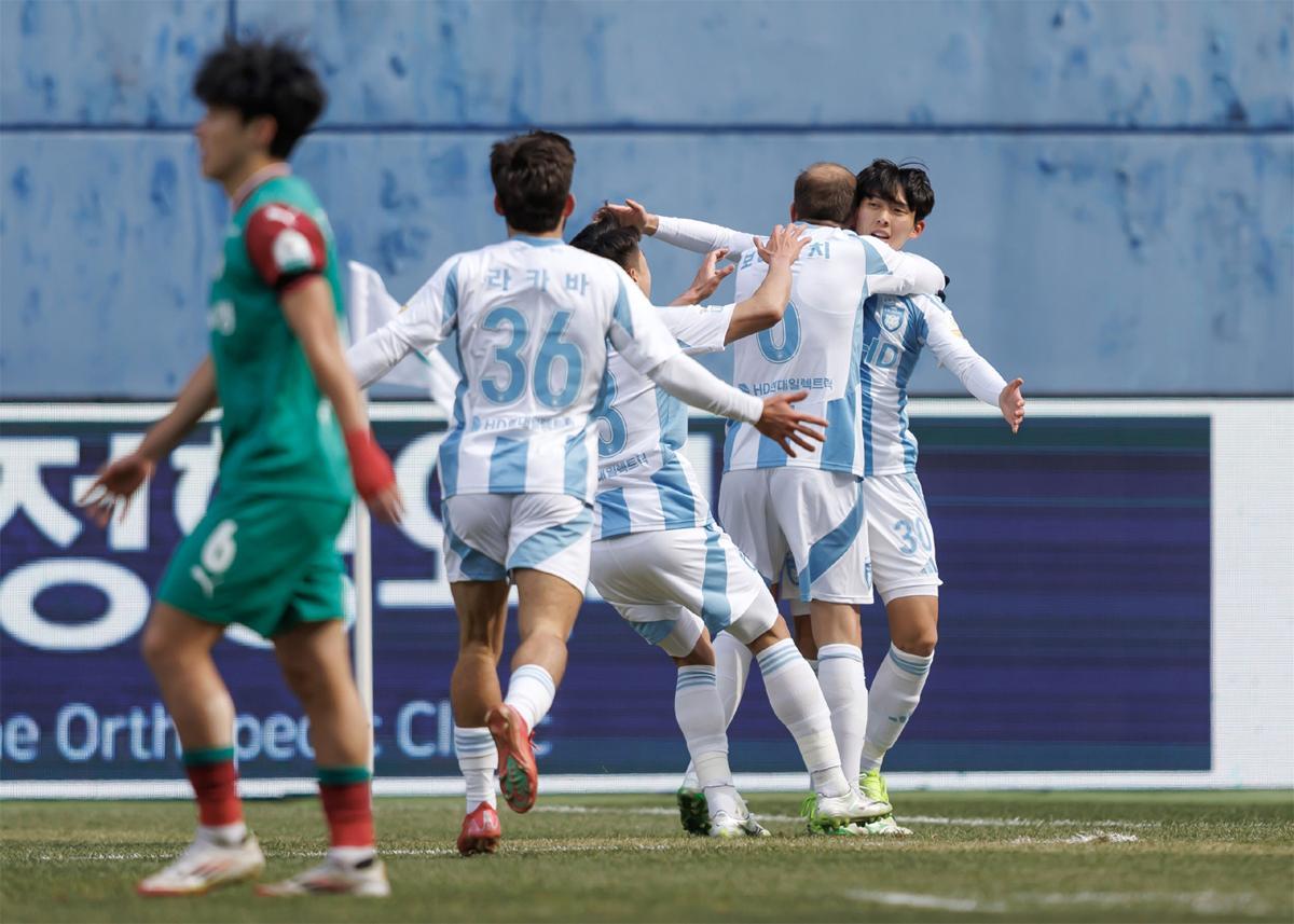 울산 윤재석(오른쪽 30번)이 23일 대전과의 프로축구 K리그1(1부) 방문경기에서 전반 7분 선제골을 넣은 뒤 팀 동료들로부터 축하를 받고 있다. 울산은 대전을 2-0으로 꺾고 시즌 첫 승을 거뒀다. 한국프로축구연맹 제공