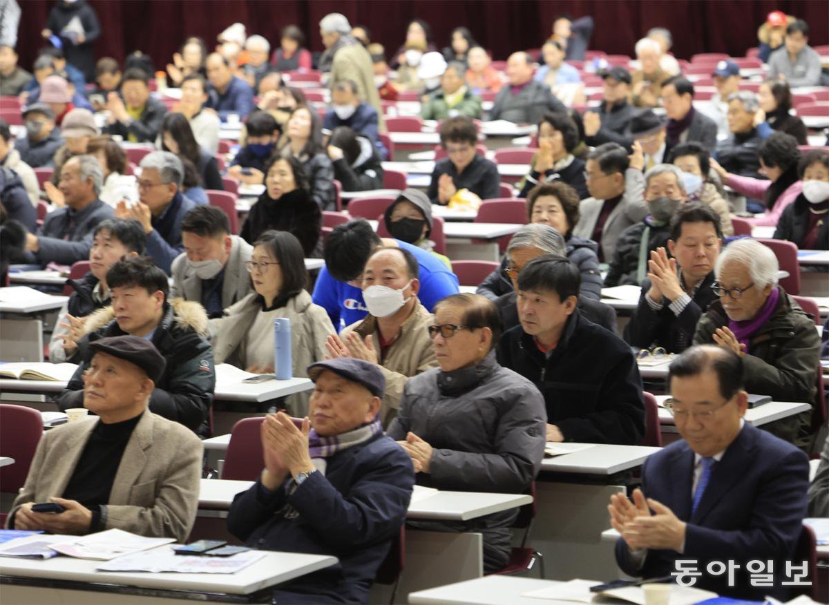 인촌 김성수 선생 서거 70주기를 맞아 22일 광주 김대중컨벤션센터에서 ‘인촌에게 통합의 길을 묻다’라는 주제로 추모 토론회가 개최됐다. 광주=박영철 기자 skyblue@donga.com