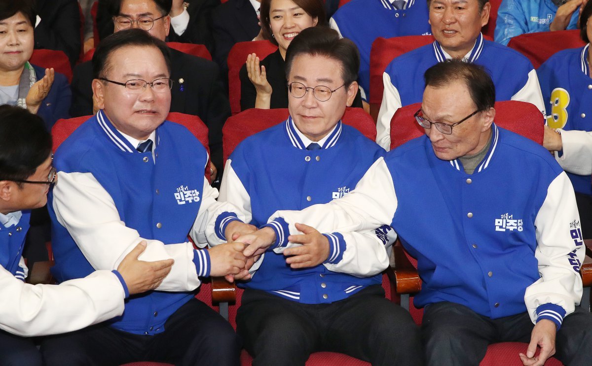 이재명 더불어민주당 대표, 이해찬·김부겸 상임공동선거대책위원장이 10일 오후 서울 여의도 국회 의원회관에 마련된 제22대 국회의원선거(총선) 민주당 개표 상황실에서 방송사 출구조사 결과를 지켜본 후 손을 잡고 있다. 2024.4.10 뉴스1