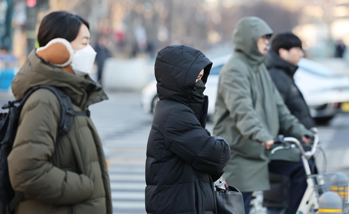 영하 10도 안팎의 추위가 이어진 21일 오전 서울 세종대로사거리에서 두꺼운 옷을 입은 시민들이 출근을 하고 있다. 뉴스1