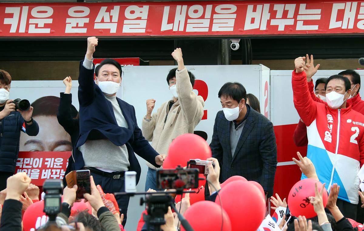 윤석열 국민의힘 대선후보가 3일 조치원역앞에서 열린 “행정수도 완성! 더 큰 세종!” 세종 유세에서 지지자들의 환호에 답례하고 있다. 2022.3.3 뉴스1