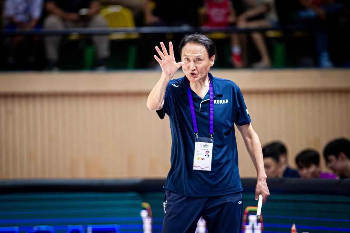 23일(현지시간) 인도네시아 자카르타의 안도네시아 아레나에서 열린 2025 국제농구연맹(FIBA) 아시아컵 대한민국과 인도네시아와의 대회 예선 A조 6차전에서 안준호 감독이 작전지시를 하고 있다. (사진=대한민국농구협회 제공) 서울=뉴시스