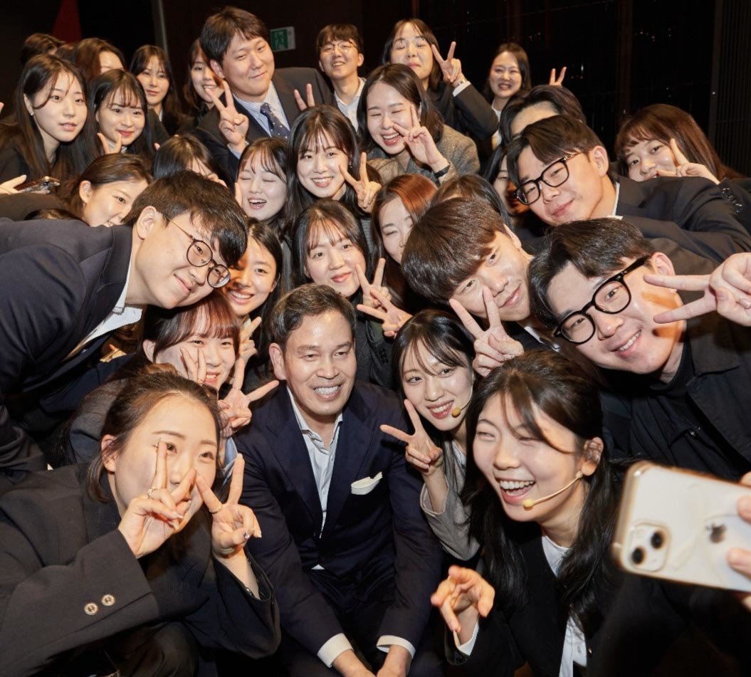 정용진 신세계그룹 회장이 21일 서울 중구 신세계그룹 인재개발원인 ‘신세계남산’에서 열린 신입사원 수료식에서 신입사원들과 기념 촬영을 하고 있다. 신세계그룹 제공