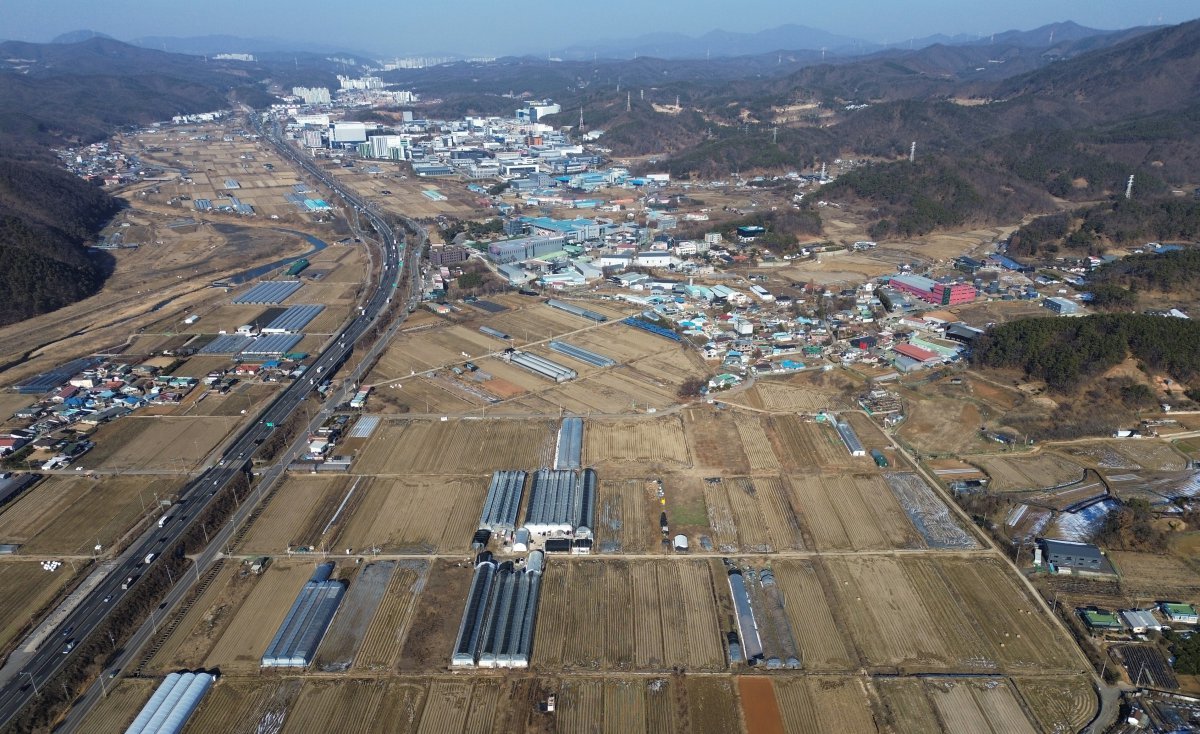 26일 국토교통부가 경기 용인시 처인구 이동·남사읍 일원에 추진 중인 첨단시스템반도체 클러스터 국가산업단지 계획을 승인했다. 내년 1분기로 예정됐던 당초 계획보다 3개월가량 빨리 승인이 나면서 산업단지 조성에 탄력이 붙었다. 사진은 이날 오후 경기도 용인시 처인구 이동읍의 용인 첨단시스템반도체 국가산단 부지의 모습. 2024.12.26 뉴스1