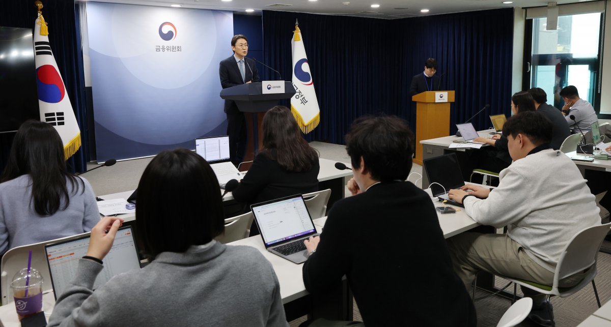 권대영 금융위원회 사무처장이 지난 26일 서울 종로구 정부서울청사에서 가계부채 관리방안 관련 브리핑을 하고 있다. 2025.2.27/뉴스1 ⓒ News1