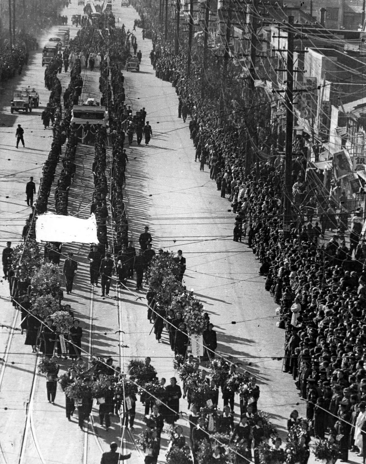 1955년 2월 24일 국민장으로 치러진 인촌 김성수 장례식에 국민들이 모여들어 애도하는 모습. 동아일보DB