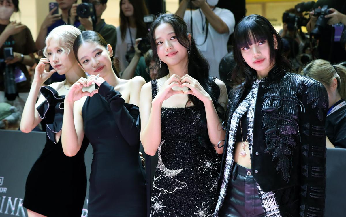 그룹 블랙핑크(BLACK PINK)가 9일 오후 서울 영등포구 타임스퀘어에서 열린 ‘본 핑크 인 시네마스(BORN PINK IN CINEMAS)’ 핑크 카펫에서 포즈를 취하고 있다. 2024.08.09. [서울=뉴시스]