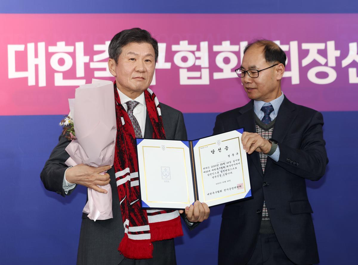 정몽규 대한축구협회장(왼쪽)이 지난달 26일 서울 종로구 축구회관에서 열린 제55대 대한축구협회장 선거에서 당선증을 받고 있다. 뉴시스