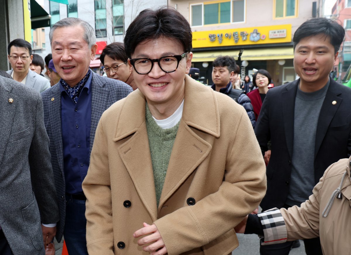 한동훈 전 국민의힘 대표가 2일 오후 서울 종로구 나온 씨어터에서 제2연평해전을 다룬 공연 ‘바다는 비에 젖지 않는다’를 관람하기 위해 이동하고 있다. 2025.3.2/뉴스1