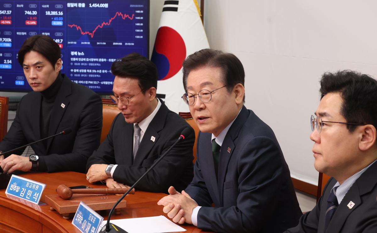 [서울=뉴시스] 조성봉 기자= 이재명 더불어민주당 대표가 5일 오전 서울 여의도 국회에서 열린 최고위원회의에서 발언을 하고 있다. 2025.03.05. suncho21@newsis.com