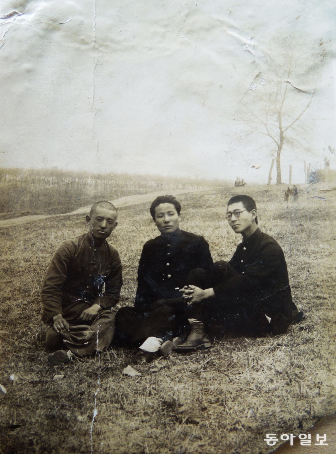 윤동주(왼쪽)와 송몽규(오른쪽)가 함께 찍은 사진.