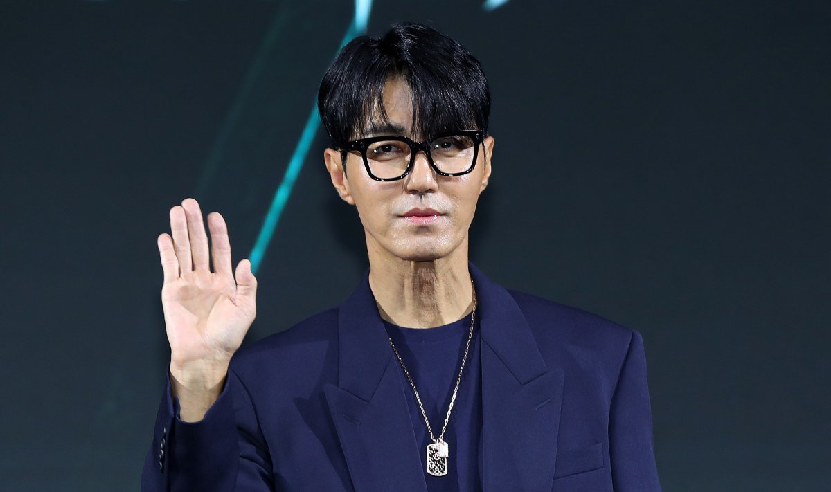 배우 차승원이 10일 오전 서울 종로구 JW메리어트 동대문에서 열린 넷플릭스 영화 ‘전,란’ 제작보고회에서 포즈를 취하고 있다.  ‘전,란’은 왜란이 일어난 혼란의 시대, 함께 자란 조선 최고 무신 집안의 아들 종려(박정민)와 그의 몸종 천영(강동원)이 선조(차승원)의 최측근 무관과 의병으로 적이 되어 다시 만나는 이야기를 그린다. 오는 11일 넷플릭스에서 공개. 2024.10.10. [서울=뉴시스]