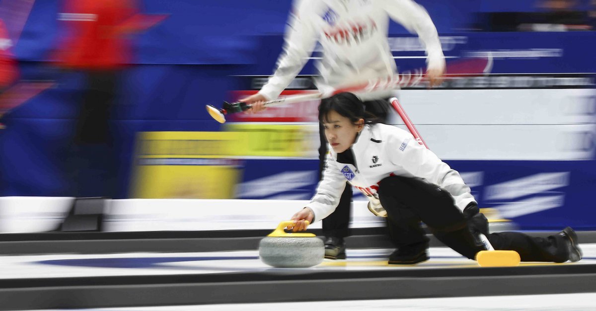 15일 경기 의정부빙상장에서 열린 2025 LGT 세계여자컬링선수권대회 대한민국과 일본의 경기에서 스킵 김은지가 스톤을 투구하고 있다. 뉴시스