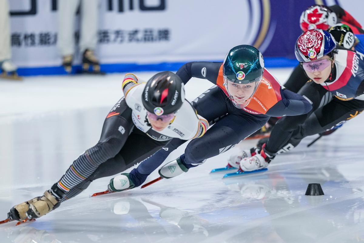 15일 중국 베이징에서 열린 국제빙상경기연맹(ISU) 세계 쇼트트랙 선수권 대회 여자 1000m 결승에서 최민정(오른쪽)이 3위로 달리고 있다. 2025.03.15 베이징=신화/뉴시스