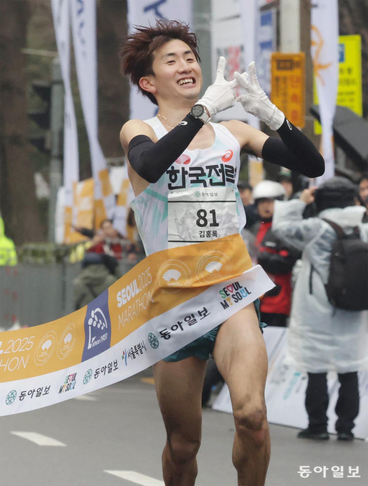 김홍록이 16일 열린 2025 서울마라톤 겸 제95회 동아마라톤 국내 부문 남자부에서 1위로 골인하며 세리머니를 하고 있다. 김홍록은 2시간12분29초로 개인 최고기록을 세우며 지난해에 이어 대회 2연패에 성공했다. 박형기 기자 oneshot@donga.com