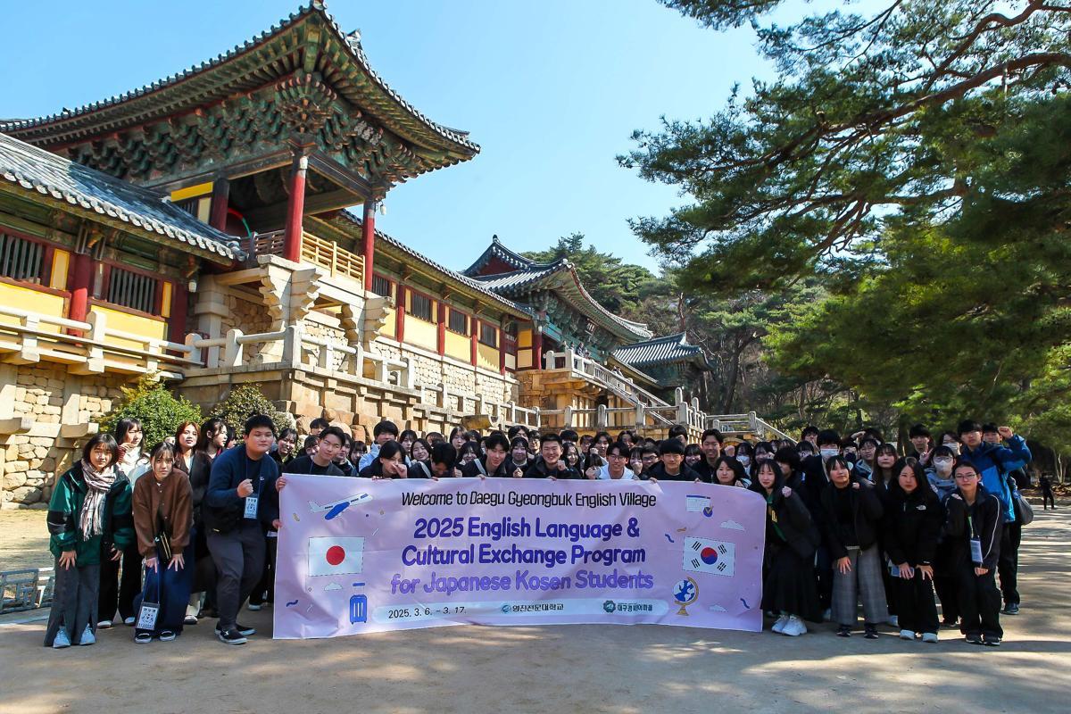 9일 경북 경주시 불국사를 찾은 일본 고교생들이 기념 사진을 찍고 있다. 
영진전문대 제공