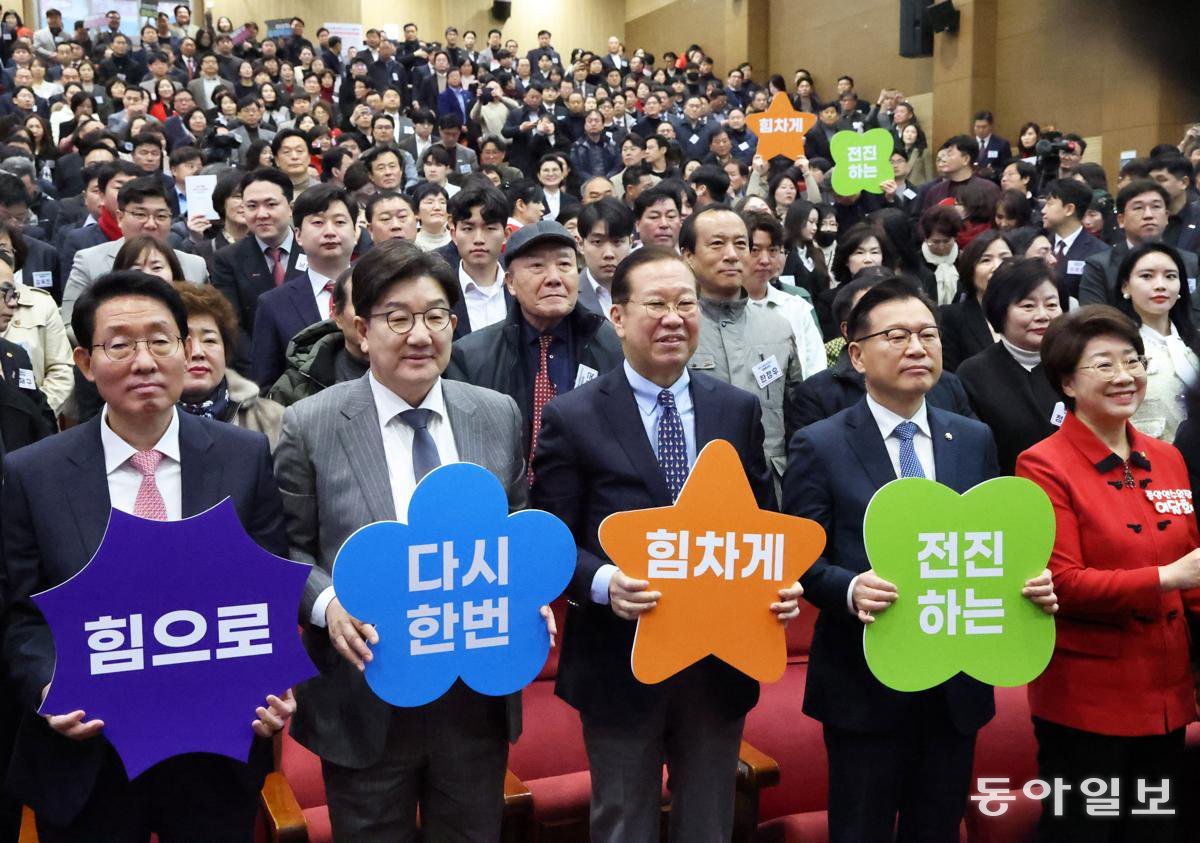 與, 주요 당직자 연수
국민의힘 지도부가 17일 오후 서울 여의도 국회 의원회관에서 열린 ‘2025 전국 시도당 및 당원협의회 주요 당직자 연수’에서 사진 촬영을 하고 있다. 권영세 비상대책위원장(가운데)은 이 자리에서 “보수 정당은 실력과 품격에서 다른 당을 압도해야 한다”며 주요 당직자의 지지를 요청했다. 이훈구 기자 ufo@donga.com