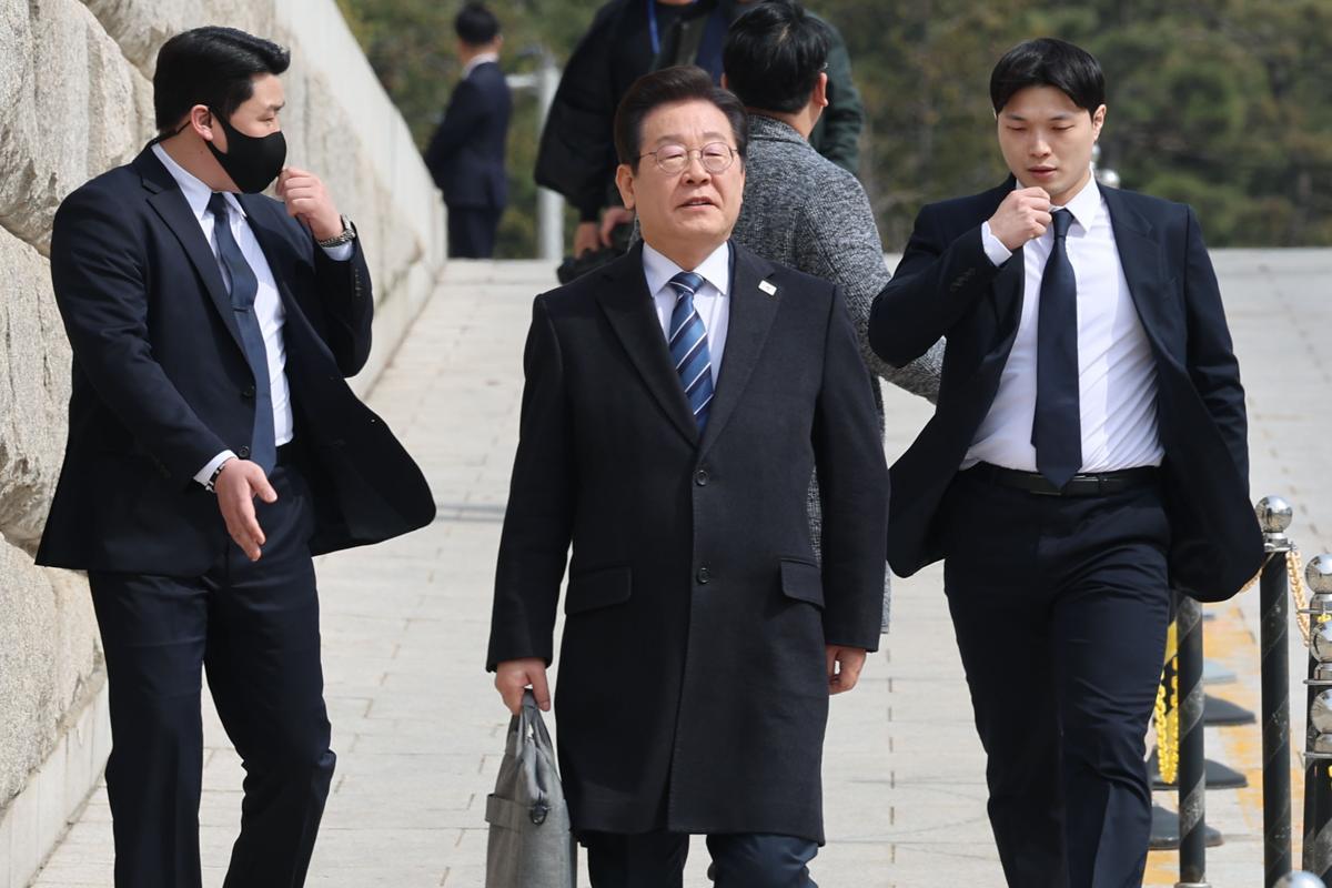 경호원 보호받는 李대표
더불어민주당 이재명 대표(가운데)가 17일 서울 여의도 국회에서 경호원들의 보호를 받으며 이동하고 있다. 러시아제 권총을 밀수해 이 대표를 암살하려는 움직임이 있다는 제보를 받은 민주당은 경찰과 이 대표에 대한 신변 보호 조치를 협의 중이다. 뉴시스