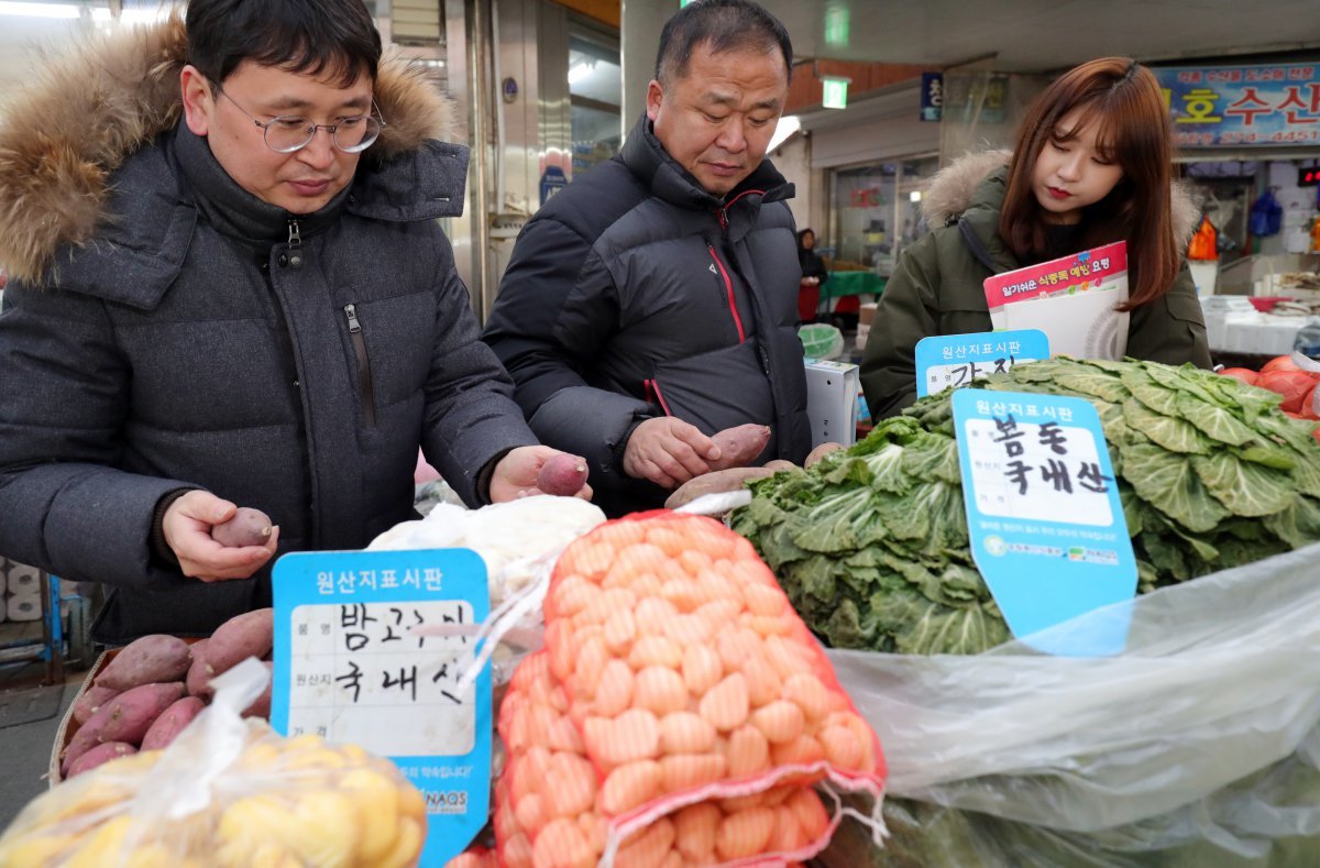 전주시 친환경농업과 직원들이 농산물 원산지 표시 지도단속을 하고 있다.(사진은 기사 내용과 무관함) 뉴스1