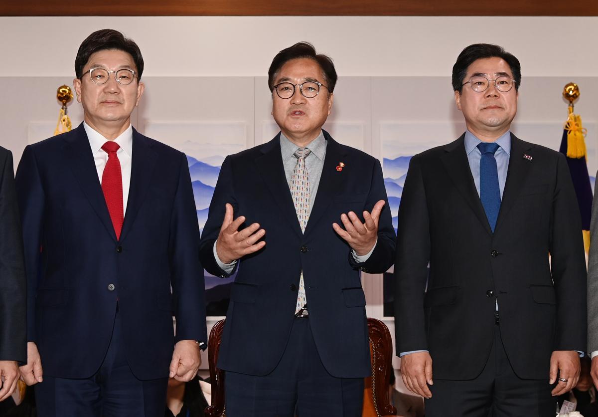 우원식 국회의장(가운데)과 권성동 국민의힘 원내대표(왼쪽), 박찬대 더불어민주당 원내대표가 18일 오전 서울 여의도 국회에서 회동을 하고 있다. (공동취재) 뉴스1