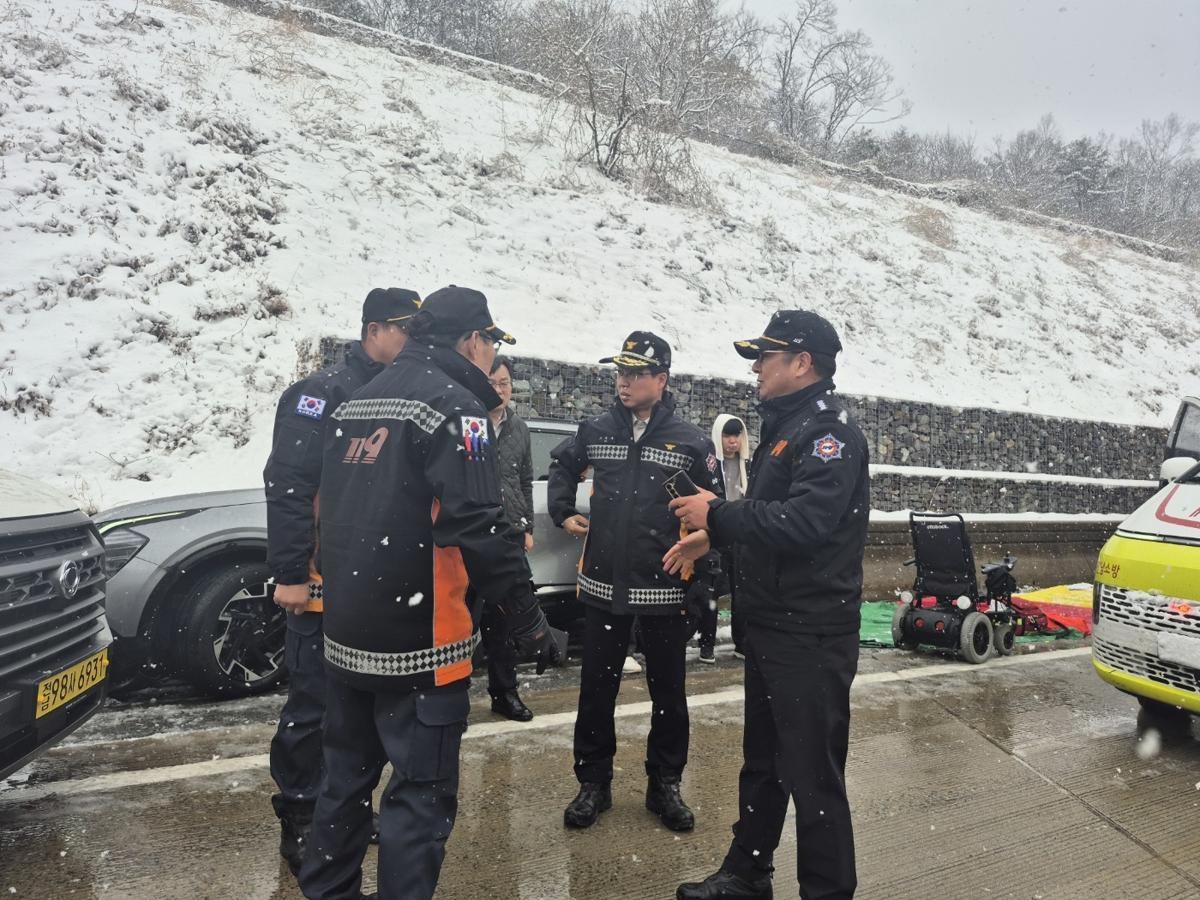 18일 오전 10시 40분쯤 남해고속도로 초암산 터널(보성) 방면에서 42중 추돌사고가 발생해 오승훈 전남소방본부장 등 소방대원들이 현장 지휘를 하고 있다.(전남소방본부 제공)