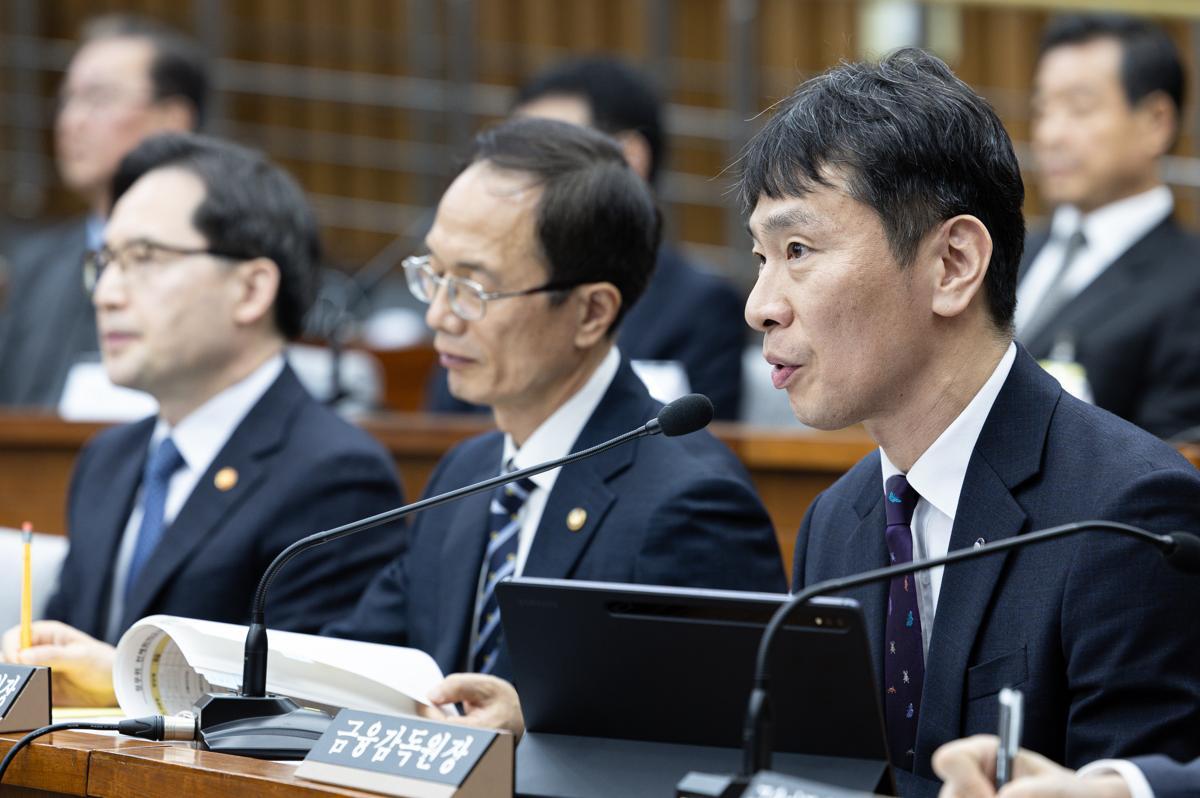 이복현 금융감독원 원장이 오전 서울 여의도 국회 정무위원회에서 열린 홈플러스·MBK 파트너스 및 삼부토건 관련 긴급 현안질의에서 의원 질의에 답변하고 있다. 2025.3.18/뉴스1