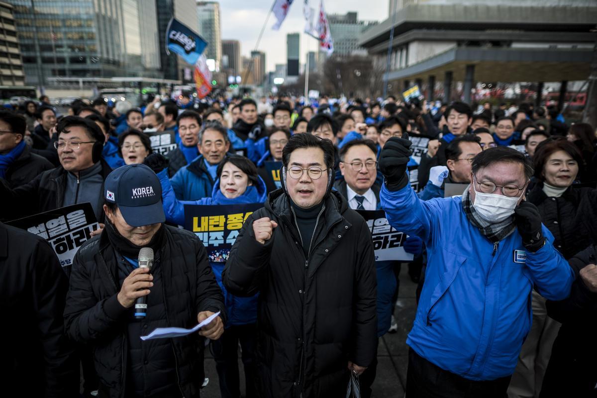 박찬대 더불어민주당 원내대표를 비롯한 의원들이 18일 서울 종로구 광화문광장에서 윤석열 대통령 파면을 촉구하는 도보행진을 마친 뒤 구호를 외치고 있다. 2025.03.18. [서울=뉴시스]