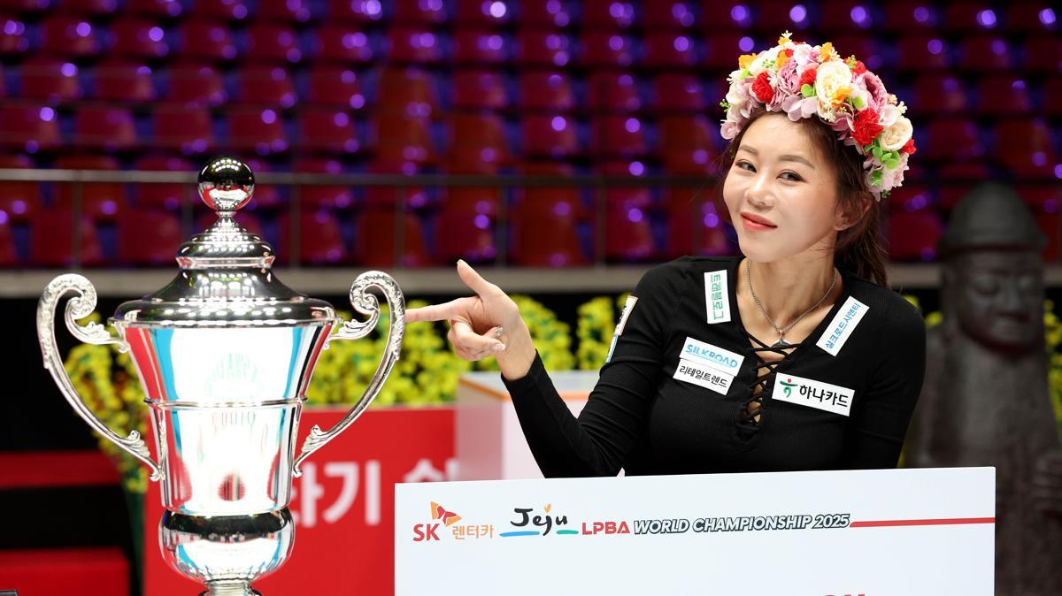 김가영이 17일 제주 한라체육관에서 열린 SK렌터카 제주특별자치도 PBA-LPBA 월드챔피언십 2025 여자프로당구(LPBA)에서 정상에 선 뒤 우승 트로피를 가리키고 있다. PBA 제공