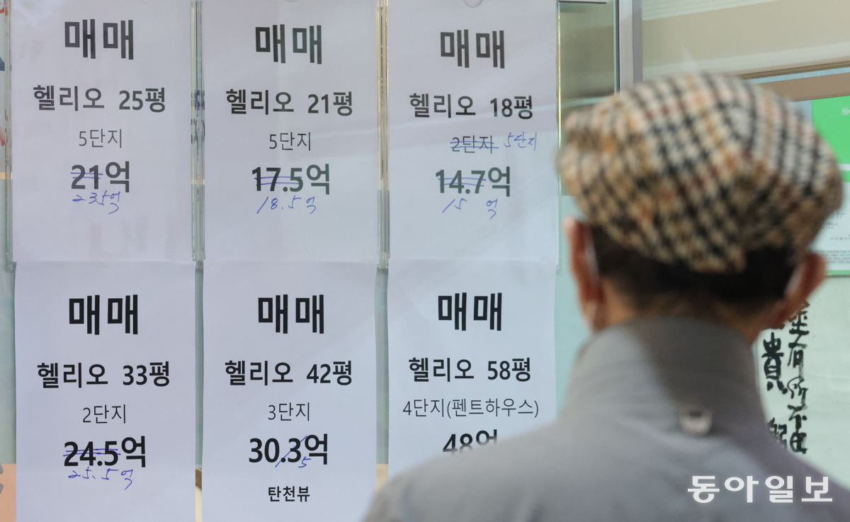 정부가 서울 강남·서초·송파·용산구 내 모든 아파트 단지를 토지거래허가구역으로 지정하기로 한 19일 송파구 한 대단지 인근 공인중개업소에는 손으로 가격을 고친 매물 안내문들이 게시돼 있다. 며칠 전 집주인들이 호가를 높인 매물로 지난달 토지거래허가구역 해제 이후 강남권 집값이 급등하면서 호가 상승 사례가 잇따랐다. 박형기 기자 oneshot@donga.com