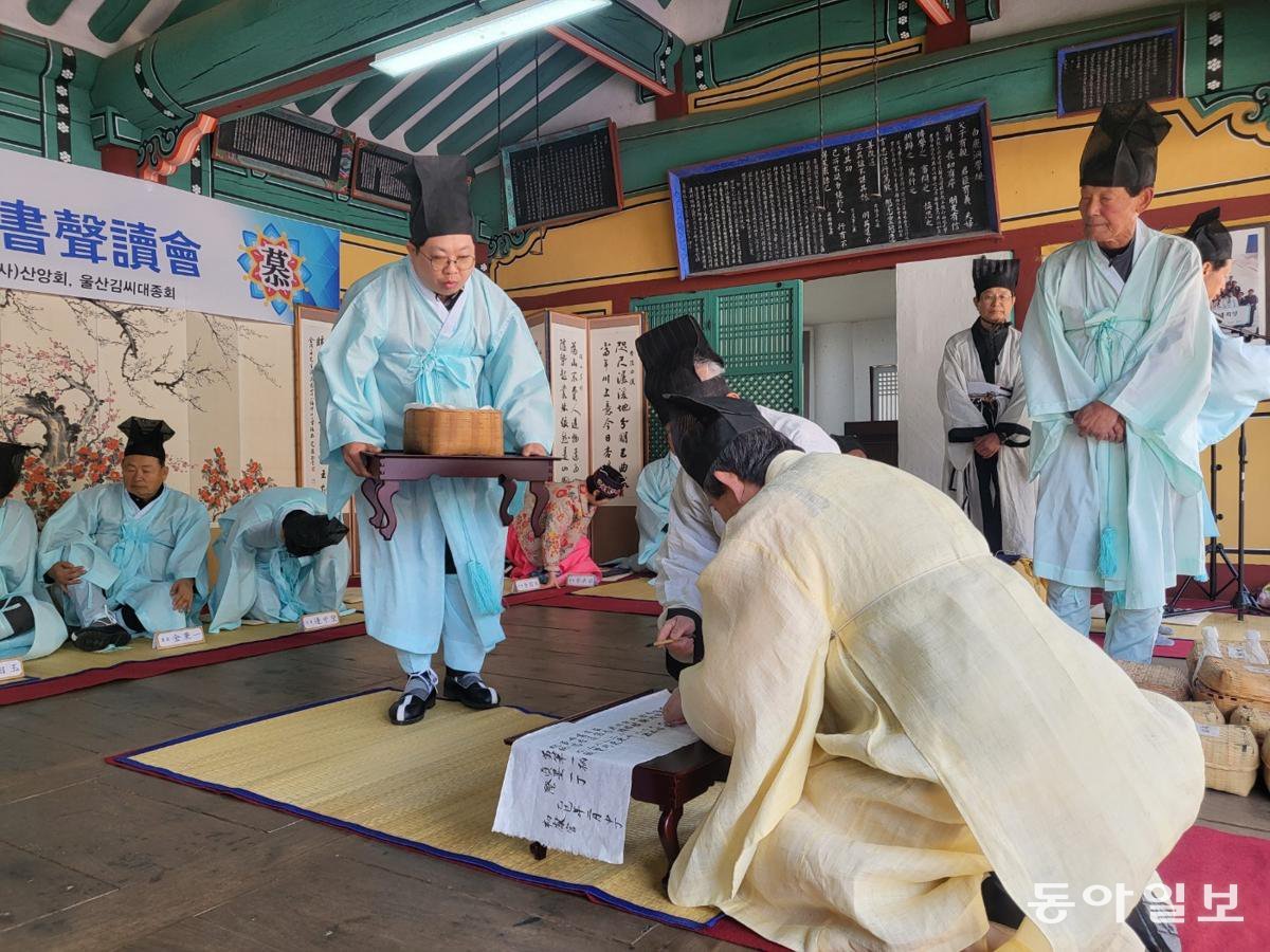 19일 전남 장성군 황룡면 필암서원에서 조선시대 성리학 대가 하서 김인후 선생의 학덕을 기리는 춘향제가 열리고 있다. 장성=정승호 기자 shjung@donga.com