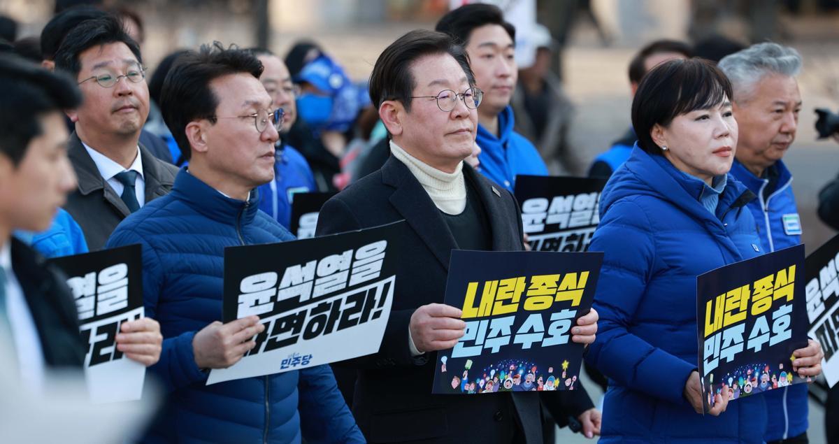 윤석열 대통령 파면을 촉구하며 국회에서 도보 행진을 시작한 이재명 더불어민주당 대표 등 의원들이 19일 오후 서울 종로구 광화문 광장에 도착하고 있다. 2025.03.19. [서울=뉴시스]