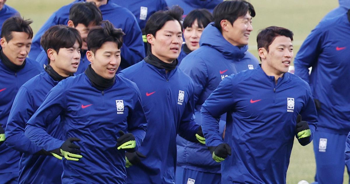 손흥민 “몸상태 최고” 손흥민(왼쪽에서 세 번째) 등 한국 축구대표팀 선수들이 19일 경기 고양종합운동장에서 가벼운 러닝으로 몸을 풀고 있다. 대표팀은 20일 같은 장소에서 오만과 2026 북중미 월드컵 아시아 3차 예선 7차전을 치른다. 고양=뉴시스