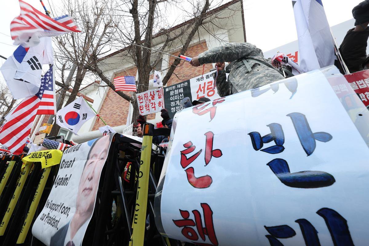 (서울=뉴스1) 신웅수 기자 = 윤석열 대통령 지지자들이 20일 오전 서울 종로구 헌법재판소 앞에서 윤 대통령 탄핵 기각을 촉구하고 있다. 2025.3.20/뉴스1