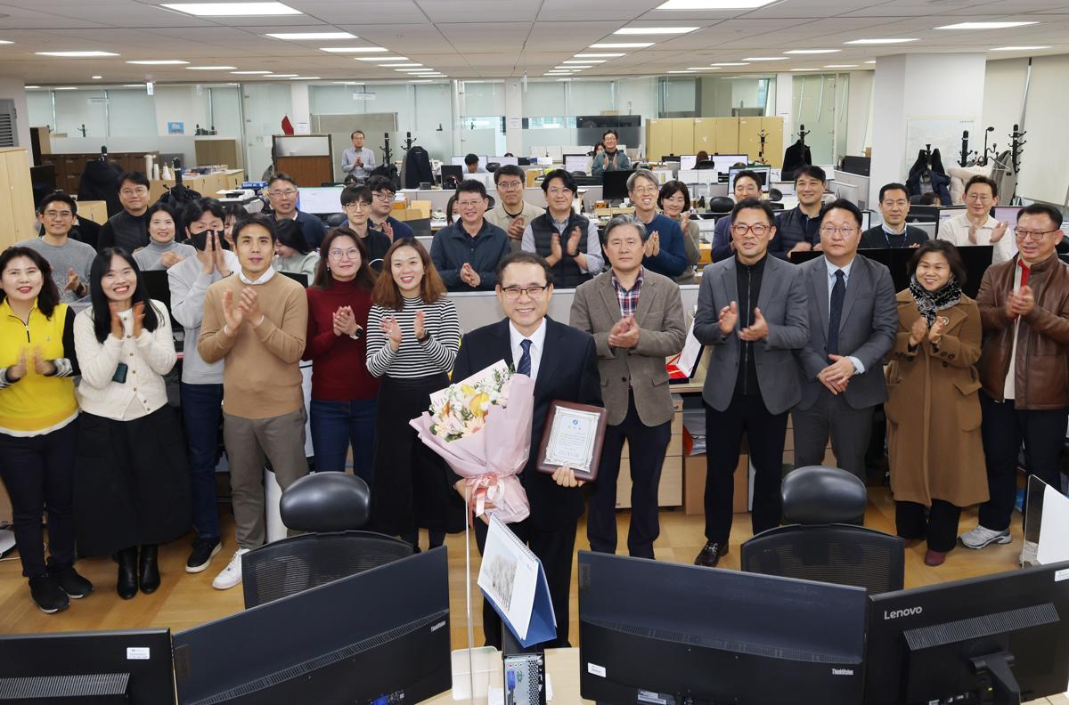 본인의 퇴직기념 사진. 본인이 찍지는 못했겠지만 그의 회사에서는 이미 정착된 세리머니가 됐다. 조보희 씨 제공