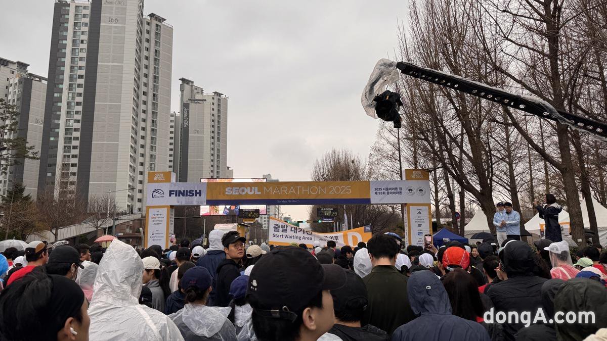 10km 코스 그룹별 레이스가 코앞으로 다가오자 러너들은 출발점인 잠실종합운동장 동문에 모이기 시작했다. 윤우열 기자 cloudancer@donga.com