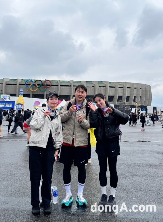 대학원 선후배 사이인 양예린(33), 황정민(36), 남성현 씨(40)는 함께 10km 코스를 뛰었다. 왼쪽부터 황정민 씨, 남성현 씨, 양예린 씨. 윤우열 기자 cloudancer@donga.com