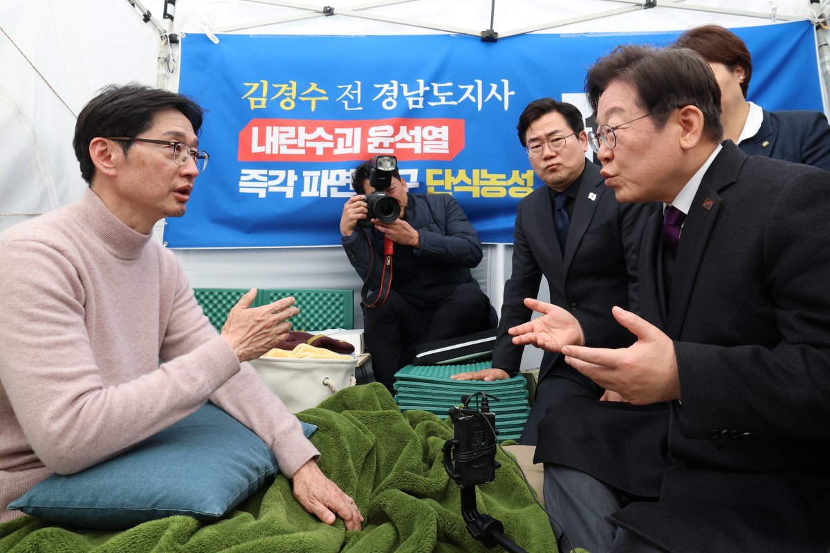 이재명 더불어민주당 대표가 21일 서울 종로구 광화문 인근에서 윤석열 대통령의 파면을 촉구하며 13일째 단식 중인 김경수 전 경남도지사의 농성장을 찾아 대화하고 있다. 공동취재