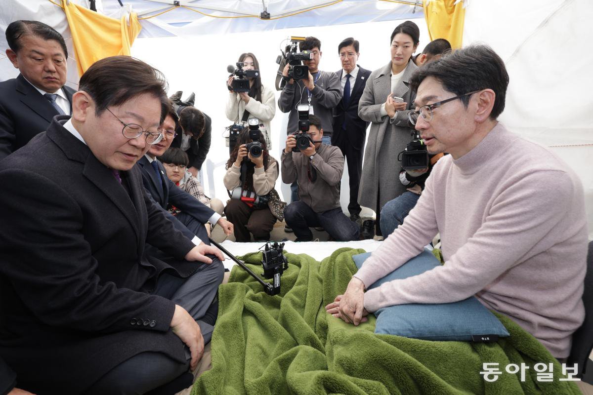 더불어민주당 이재명 대표(왼쪽)가 21일 오후 서울 종로구 광화문 인근에서 윤석열 대통령의 파면을 촉구하며 13일째 단식 중인 김경수 전 경남도지사의 농성장을 찾아 대화하고 있다. 변영욱 기자 cut@donga.com