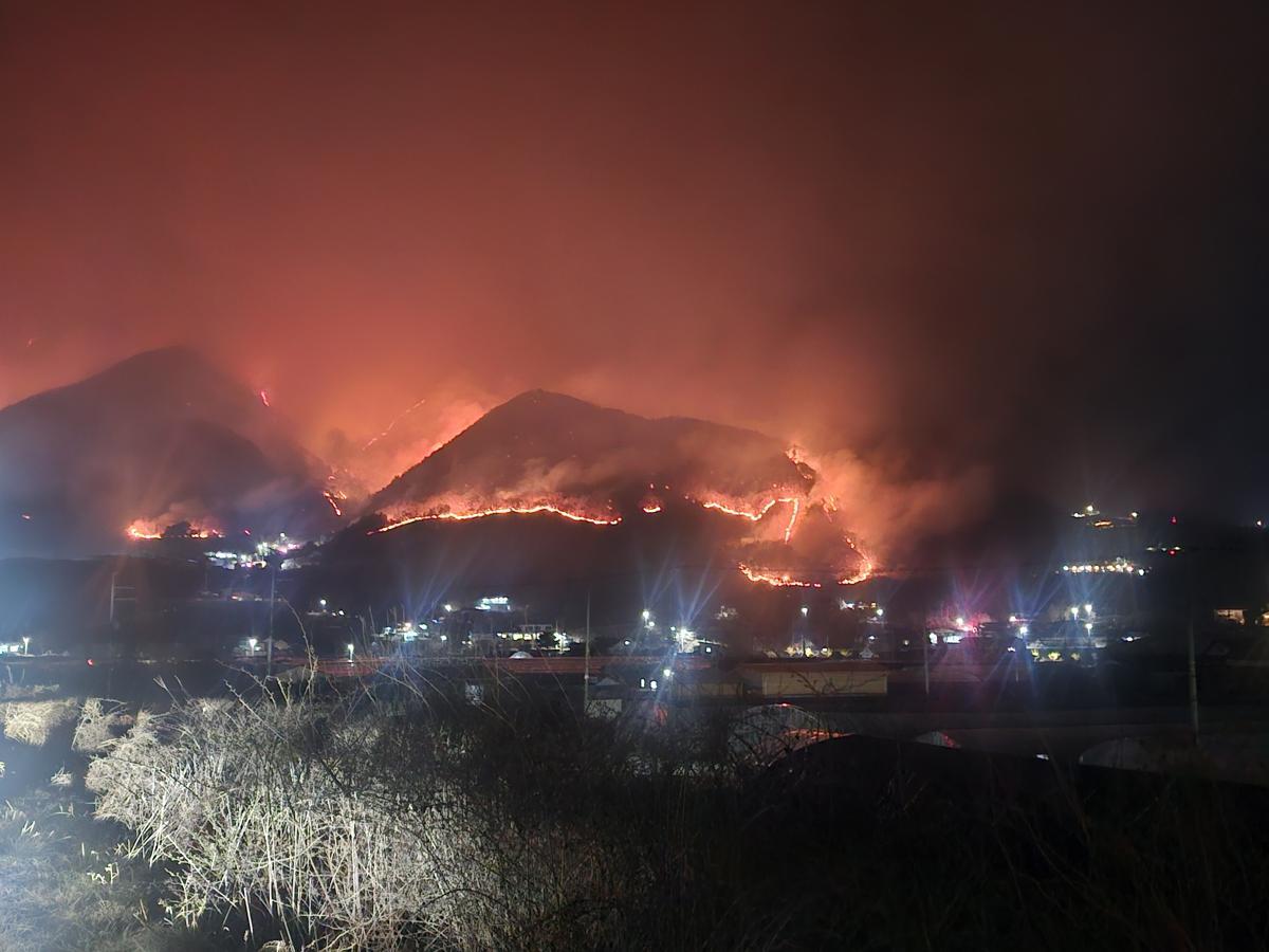 21일 오후 3시 26분경 경남 산청군 시천면 신천리 야산에서 발생한 불이 건조한 숲을 타고 번지고 있다. 산림 당국은 오후 6시 40분경 산불 3단계를 발령했고, 인근 점동마을 36가구 등 160명이 대피했다. 산청=뉴스1